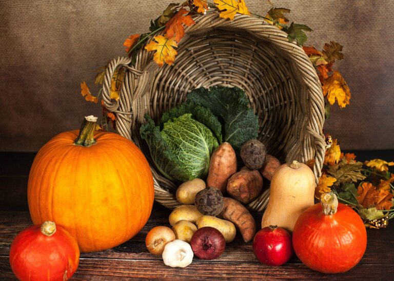 hortalizas, frutas y verduras, en una mesa, y una cesta de mimbre