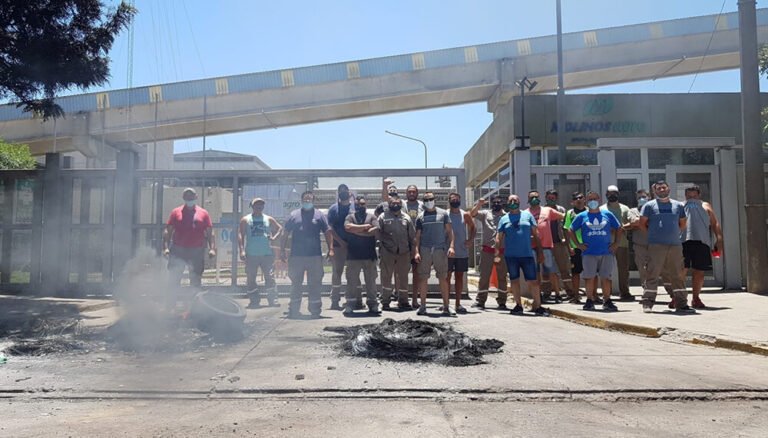 Argentina, sin exportaciones: ATE y aceiteros paralizan los puertos, en contra de la “Ley Bases”