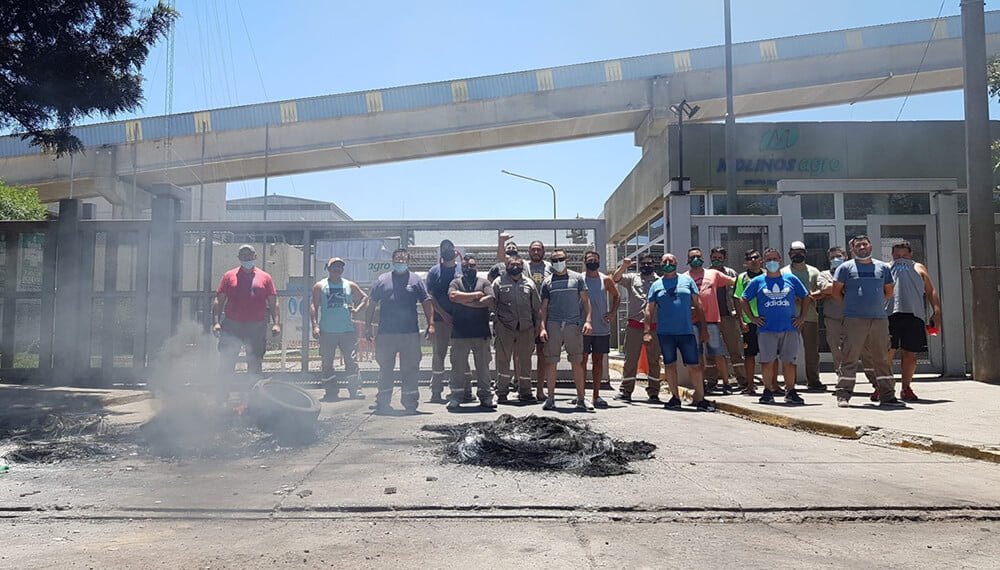 Argentina, sin exportaciones: ATE y aceiteros paralizan los puertos, en contra de la “Ley Bases”