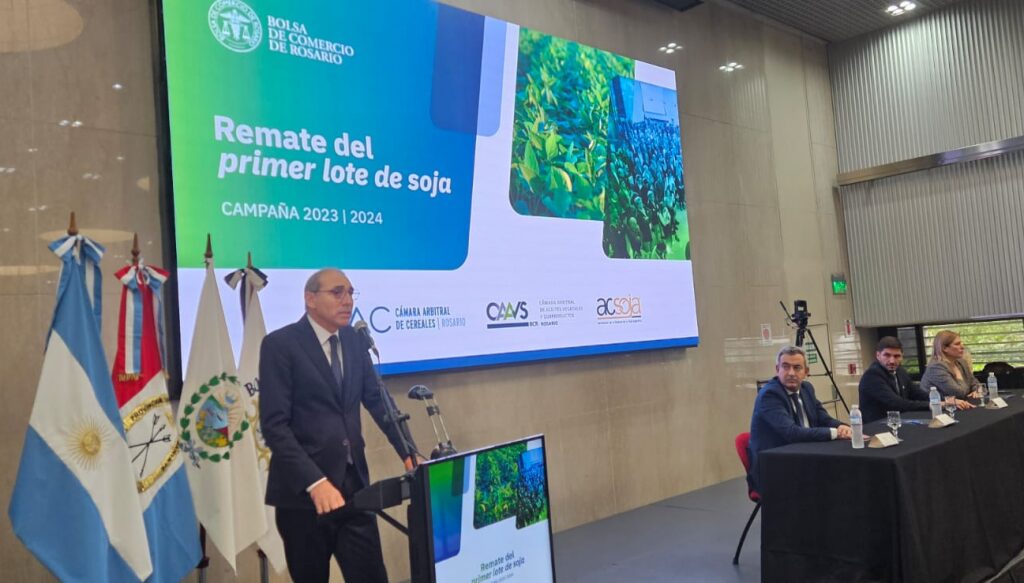 “No puede ser que la producción salga del campo en caminos de tierra y llegue también así a los puertos”