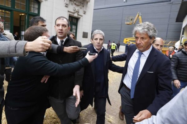 Crónica de un martes agitado: el día que la “rosca” política se adueñó de La Rural Crónica de un martes agitado: el día que la “rosca” política se adueñó de La Rural