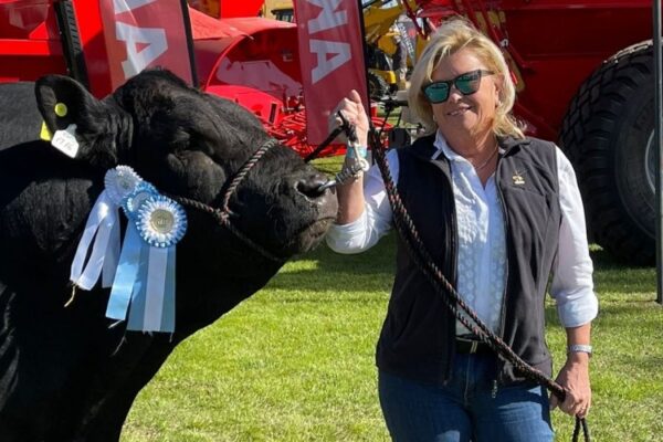 Mónica, de la adolescente que “odiaba el campo” a la cabañera que lleva 40 años criando bovinos Limousin