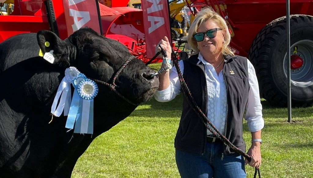 Mónica, de la adolescente que “odiaba el campo” a la cabañera que lleva 40 años criando bovinos Limousin