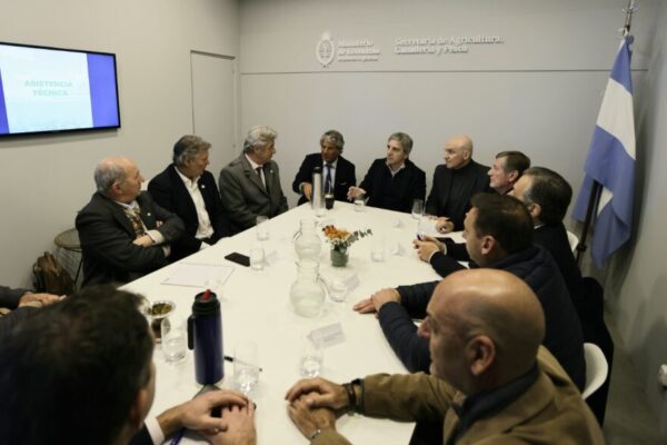 Caputo visitó La Rural, se reunió con la Mesa de Enlace y dijo que sacar las retenciones “es una prioridad”