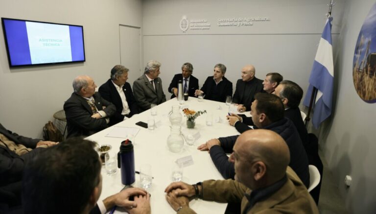 Caputo visitó La Rural, se reunió con la Mesa de Enlace y dijo que sacar las retenciones “es una prioridad”