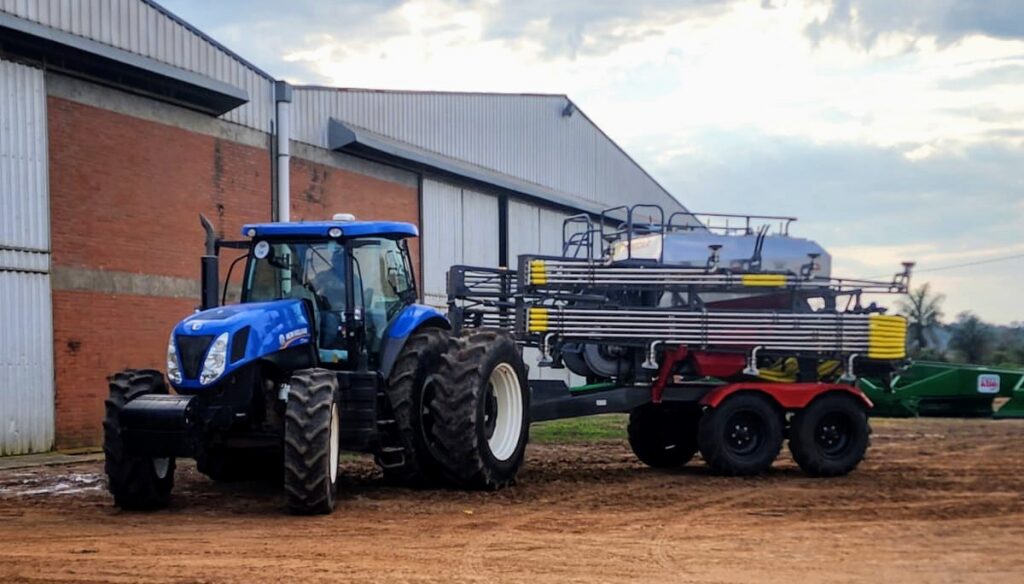 Maquinaria agrícola de exportación: una fertilizadora argentina llegó por primera vez a Paraguay