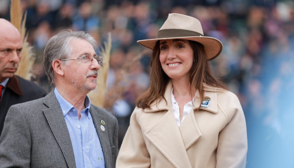 Villarruel en La Rural: entrega de premios, elogios al campo y una llamativa compañía