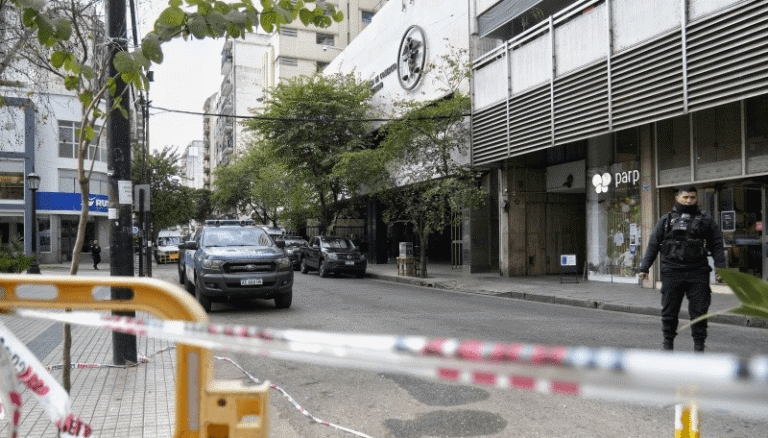 Una amenaza de bomba sacude la previa de la llegada de Milei a la Bolsa de Comercio de Rosario