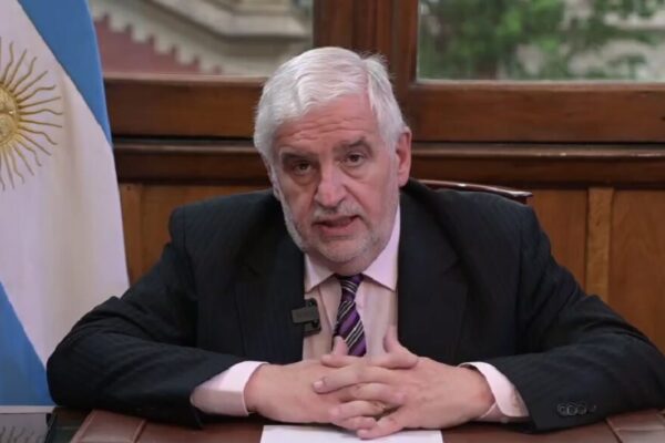 Con críticas veladas a Caputo, reapareció Vilella y prometió un informe con “las 100 medidas que tomamos”