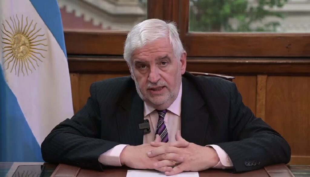 Con críticas veladas a Caputo, reapareció Vilella y prometió un informe con “las 100 medidas que tomamos”