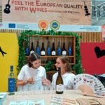 Una copita al entrar: Los turistas descubren la diversidad de los vinos de España en su llegada a aeropuertos y museos