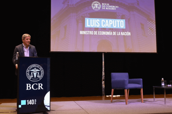 En Rosario, Caputo habló de una concesión por 30 años de la hidrovía y con riesgo 100% privado