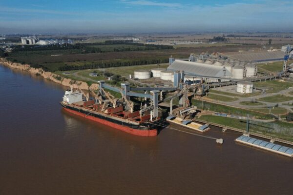 En medio de la negociación salarial, la industria aceitera volvió a advertir por un contexto crítico