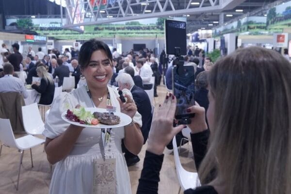 Un “dream team” de influencers gastrónomicos promocionó la carne argentina en la SIAL Paris