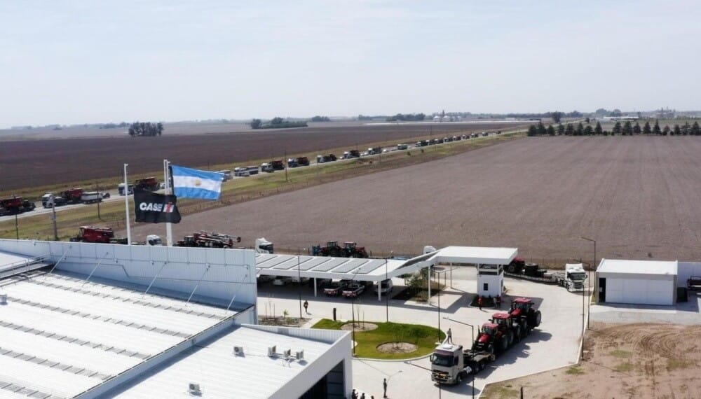 Una “marea roja” de cosechadoras llegó al sudeste cordobés y participará de un récord para Latinoamérica