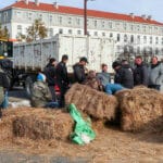 Los sindicatos agrícolas franceses endurecen sus protestas con bloqueos por todo el país en edificos públicos y en la frontera española