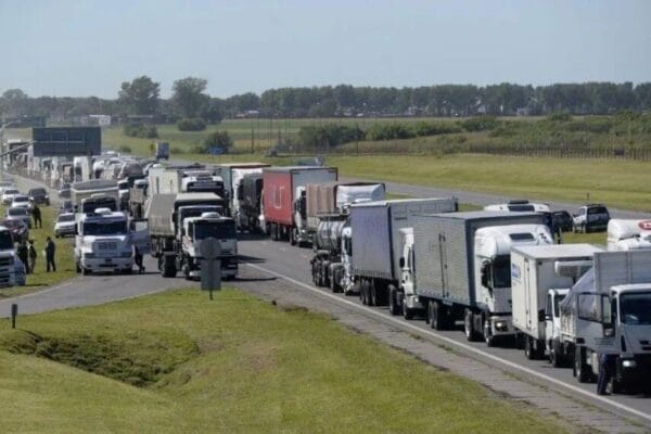 Santa Fe sale a buscar $ 50.000 millones para mejorar los accesos a los puertos del Gran Rosario Santa Fe sale a buscar $ 50.000 millones para mejorar los accesos a los puertos del Gran Rosario