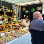 El timo de la falsa miel de los supermercados y la amenaza del avispón oriental centran el debate de Expomiel 2024