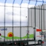 Grupo Lence aclara que solo es uno de los proveedores de leche de Carrefour y que no tiene nada que ver en su estrategia de venta Grupo Lence aclara que solo es uno de los proveedores de leche de Carrefour y que no tiene nada que ver en su estrategia de venta