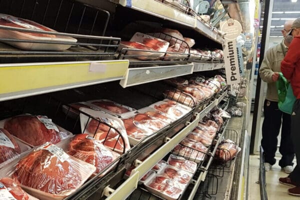 Desde el Mercosur disparan munición gruesa contra Carrefour por una polémica medida proteccionista