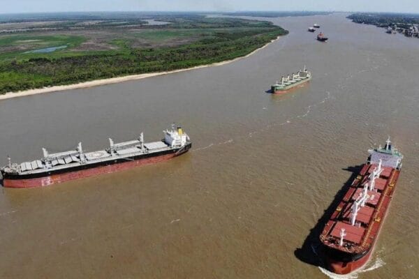 Con respaldo de los agroexportadores, el Gobierno anunció la licitación para privatizar la hidrovía