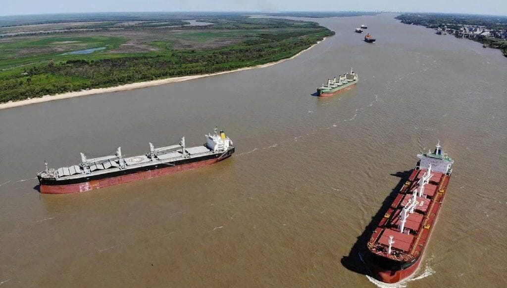 Con respaldo de los agroexportadores, el Gobierno anunció la licitación para privatizar la hidrovía