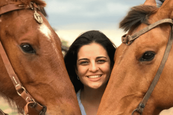 Pamela, la contadora y ferretera que ama los caballos y practica el “amanse natural”