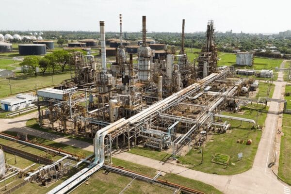 Hace 6 años está inactiva: proponen reconvertir una refinería de YPF en una planta de “biofuels” Hace 6 años está inactiva: proponen reconvertir una refinería de YPF en una planta de “biofuels”