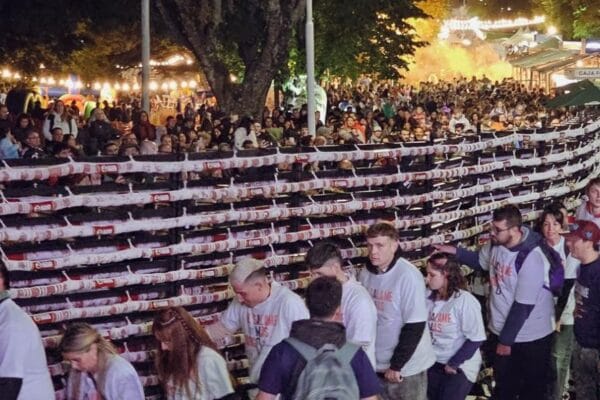 Más de 400 metros: Tandil recuperó el récord del salame más largo del mundo