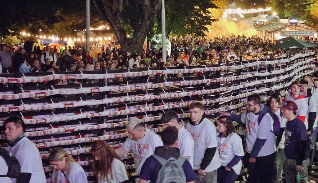Más de 400 metros: Tandil recuperó el récord del salame más largo del mundo