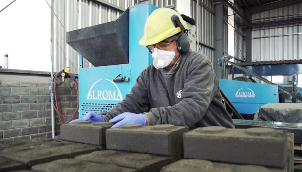 Economía circular: bioladrillos de maní, otro producto del agro que construye sustentabilidad